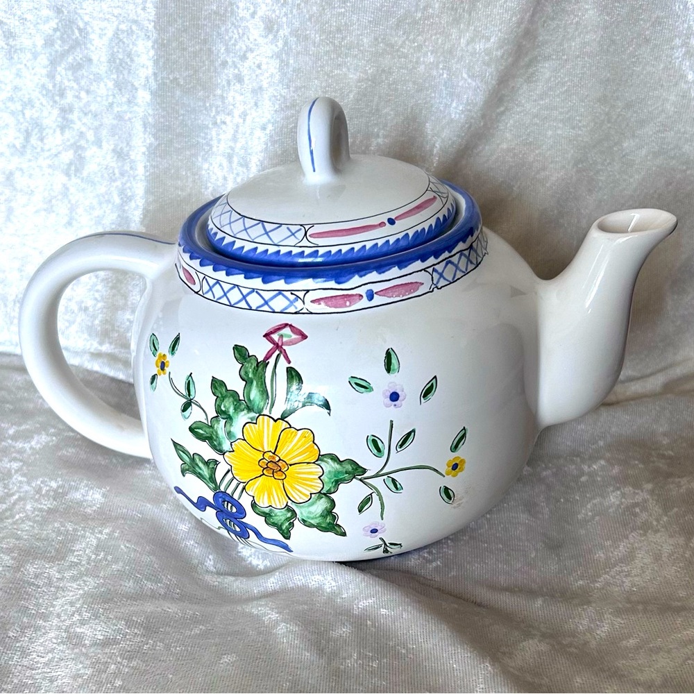 Authentic Tiffany & Co ceramic teapot with lid never used like new